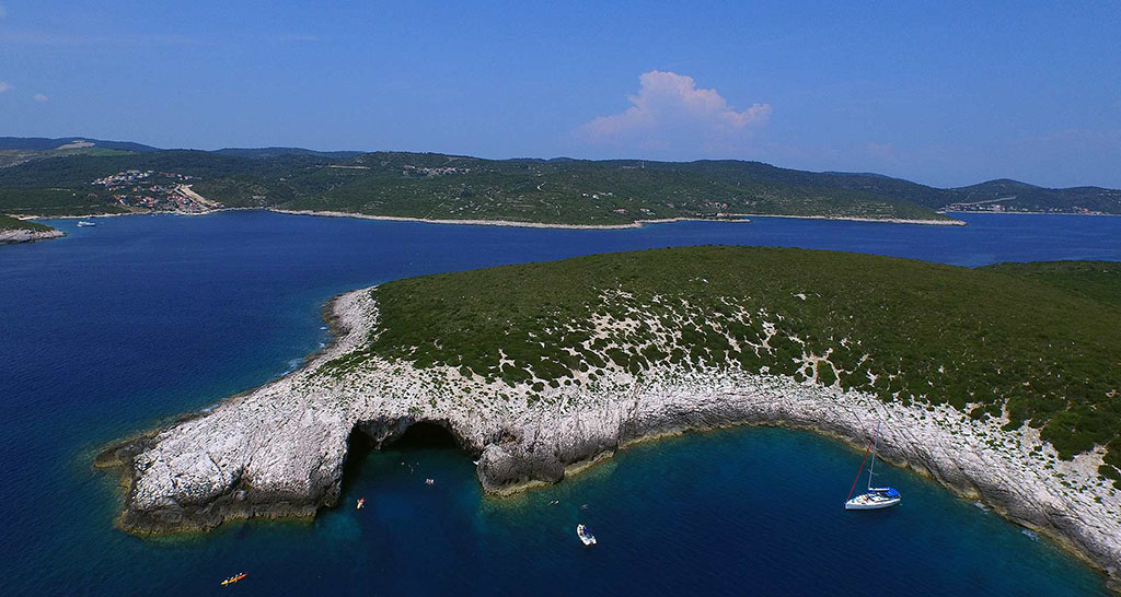 Ravnik islet Green Cave